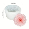 Moule en silicone blanc en forme de fleur, mesurant 6,6 cm par 3,8 cm.