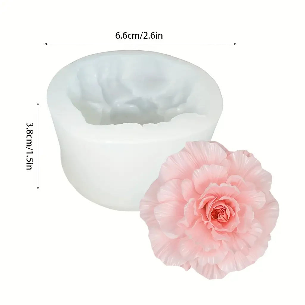 Moule en silicone blanc en forme de fleur, mesurant 6,6 cm par 3,8 cm.