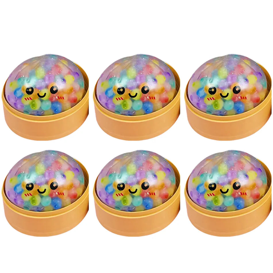Sechs bunte Perlenknödel-Squishies in runden Behältern