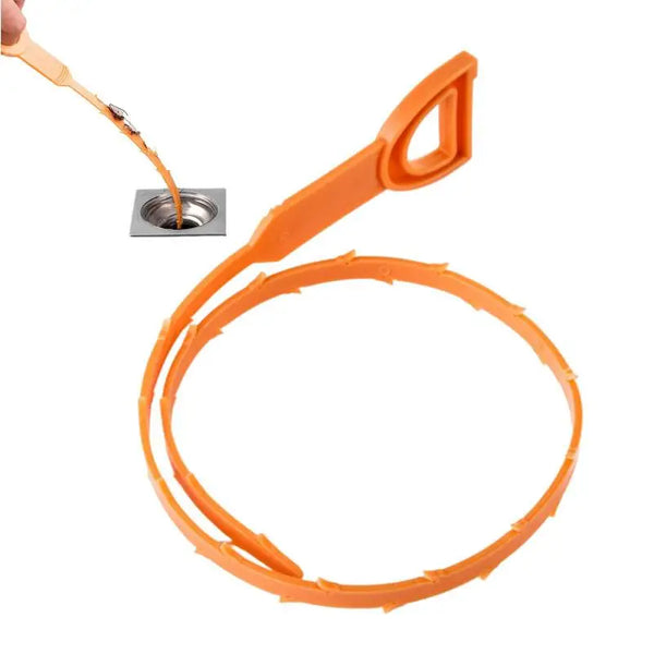 Herramienta flexible de drenaje naranja con punta de alambre delgada, usada para limpiar obstrucciones.