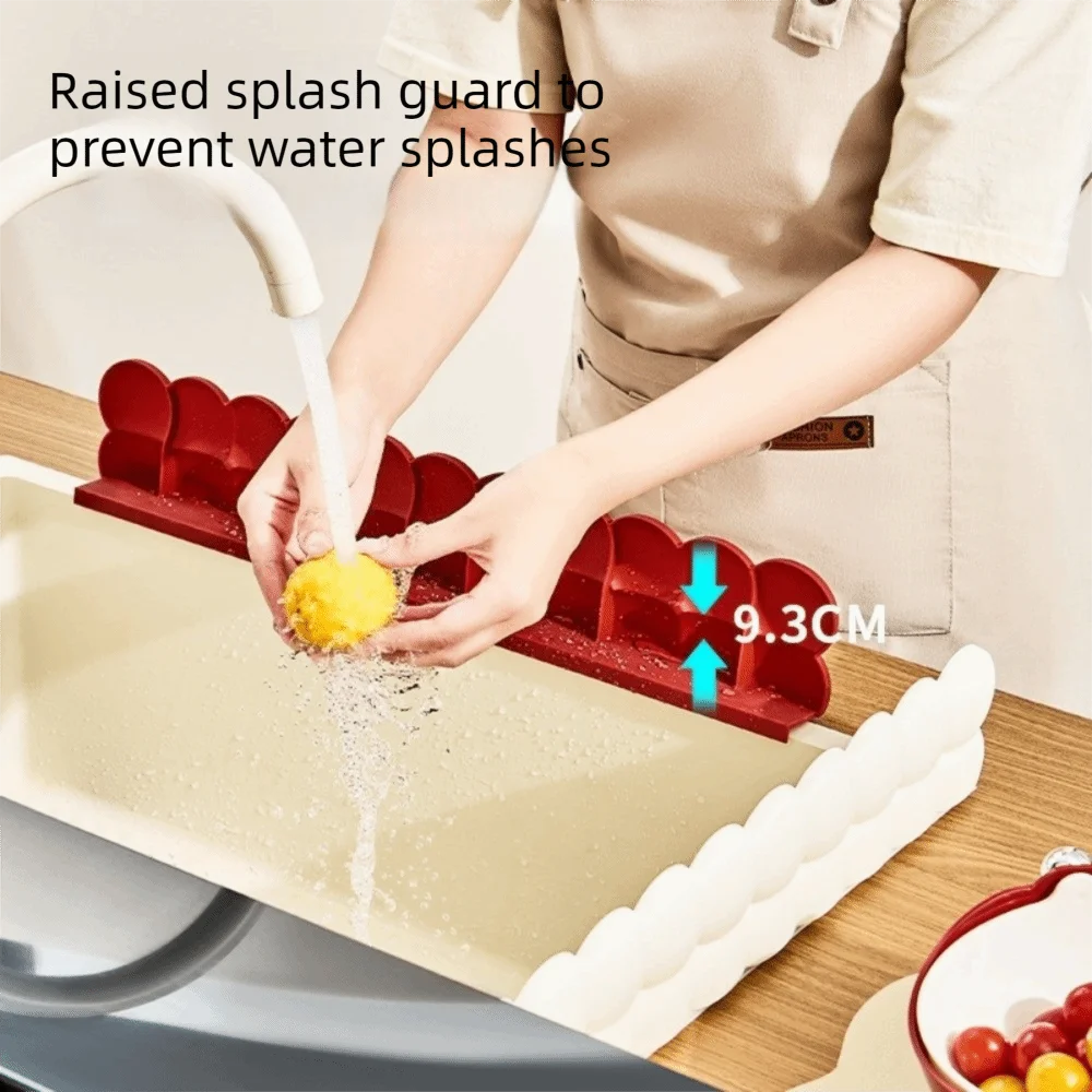 Eine Hand benutzt einen Silikon-Spritschutz, um Wasser beim Abwaschen zu verhindern.