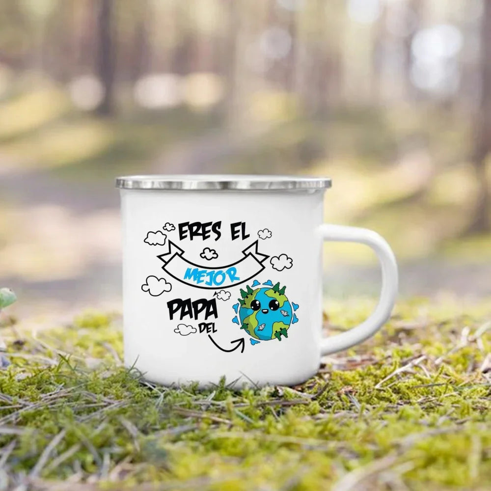 White enamel camping mug with a graphic that saysEres el mejor papa del