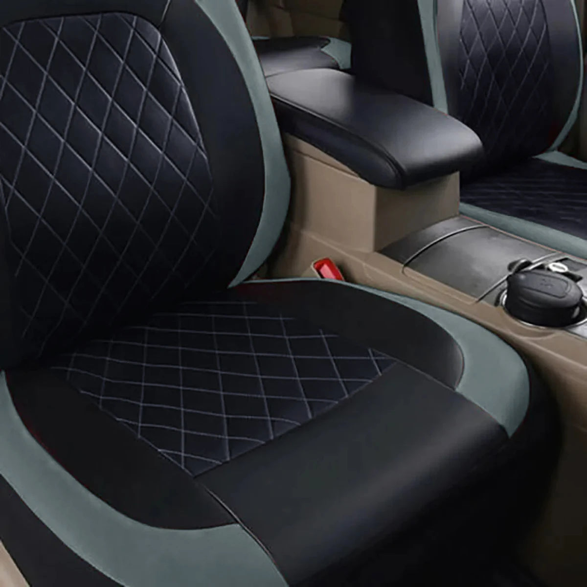 Gros plan d'un siège auto en PU cuir matelassé noir et gris avec coussin rembourré.