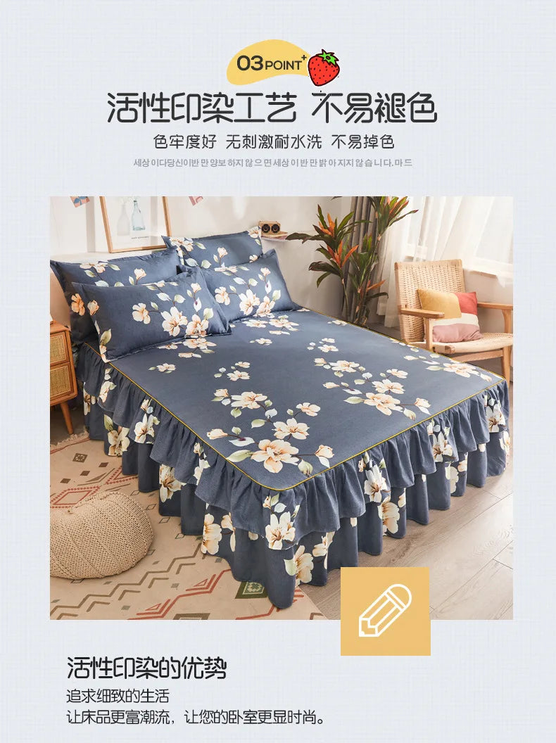 Une jupe de lit bleu marine à imprimé floral blanc, avec des bords froncés, est exposée sur un lit.