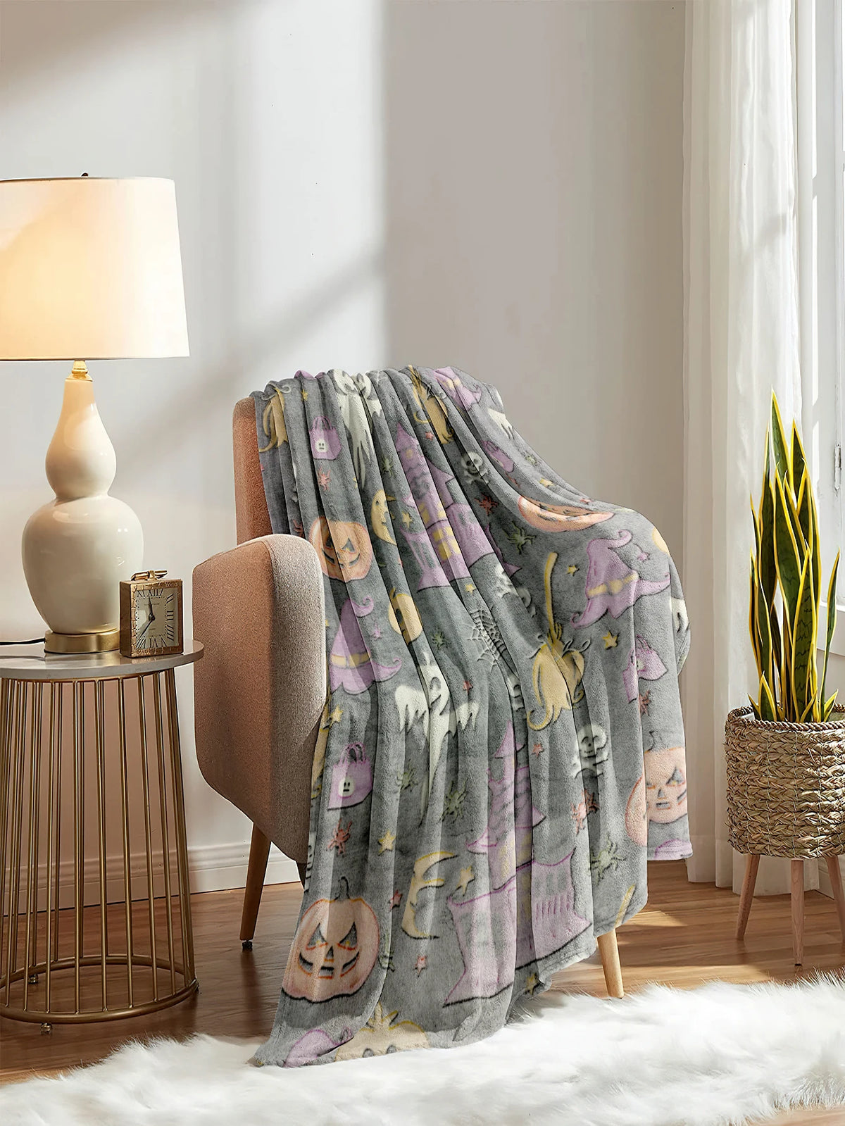 Grau-lila Leuchtkoralle Fleece-Halloween-Decke über einem Stuhl.