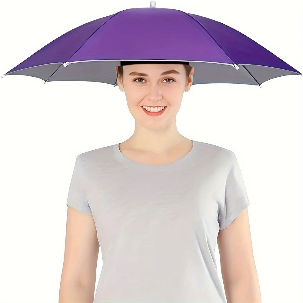 Une femme portant un chapeau parapluie violet fixé sur la tête pour se protéger du soleil et de la pluie.