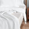 Weißes Luxus-Bambus-Bettwäsche-Set mit weichen Falten auf einem Bett.