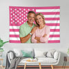 Eine Frau und ein Mann stehen vor einer Wanddekoration mit amerikanischer Flagge in rosa-weiß gestreiften Mustern.