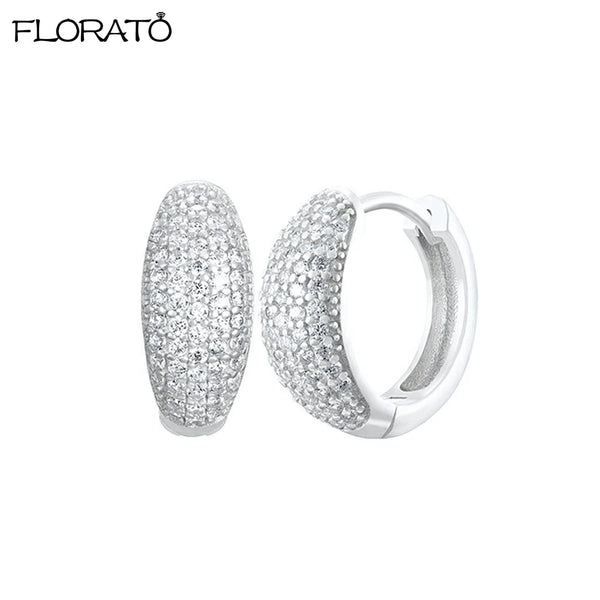 Boucles d'oreilles créoles minimalistes en zircon cubique argenté avec finition diamant pavé.