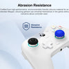Nahaufnahme einer weißen Gamepad mit blauen Silikontastengriffen für erhöhte Abriebfestigkeit.