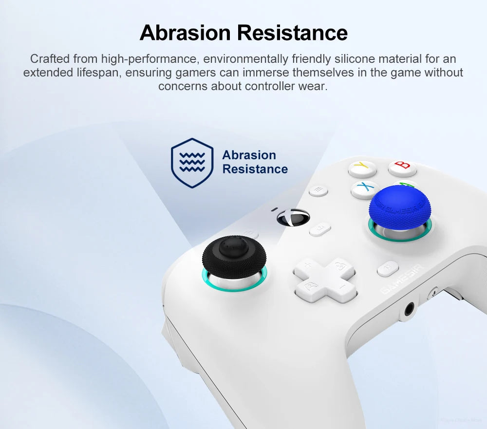 Nahaufnahme einer weißen Gamepad mit blauen Silikontastengriffen für erhöhte Abriebfestigkeit.
