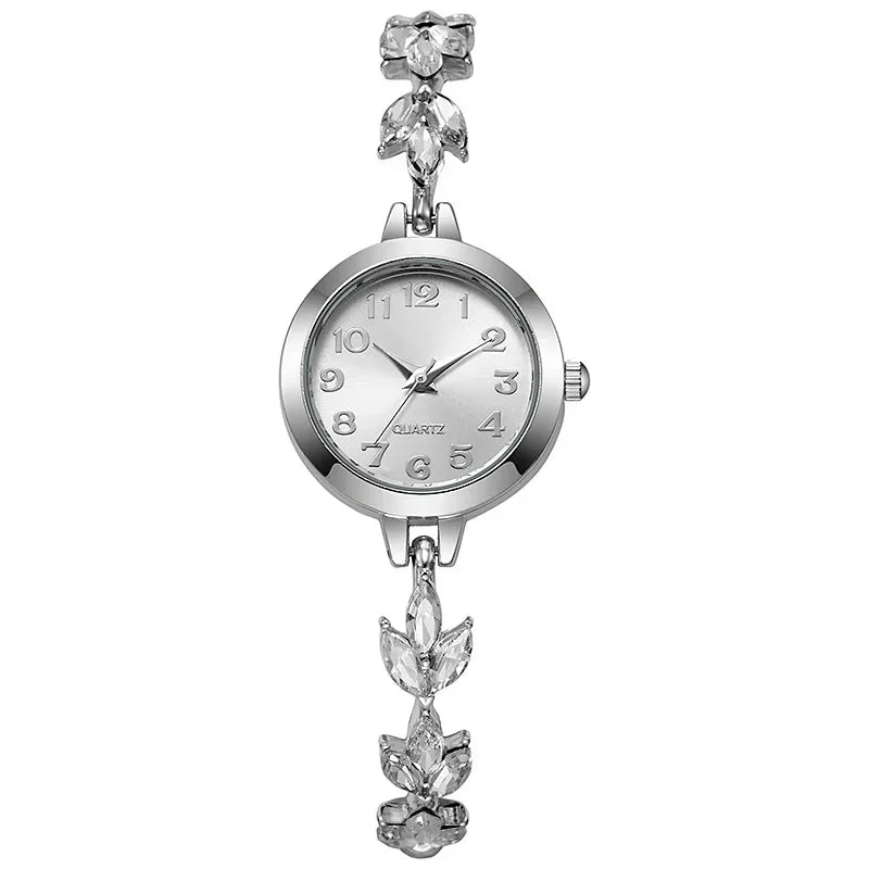 Silberuhr mit Kristallkrone und dekorativen Strassakzenten am Armband.