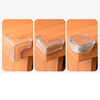 Drei silikonische Eckschutzpflegemittel in durchsichtigem Beige und transparent zum Schutz von Möbelkanten für Kinder.