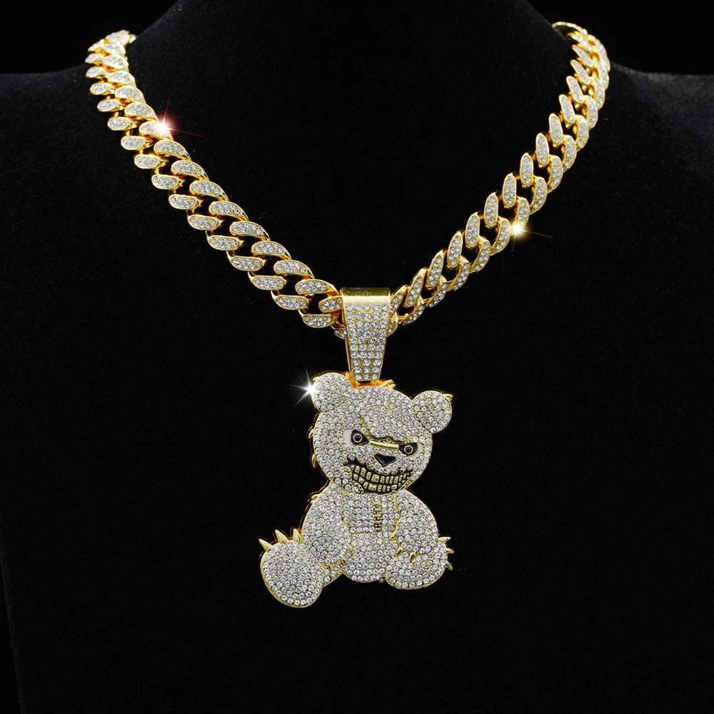 Chaîne cubaine dorée avec pendentif ours détaillé et pierres scintillantes.