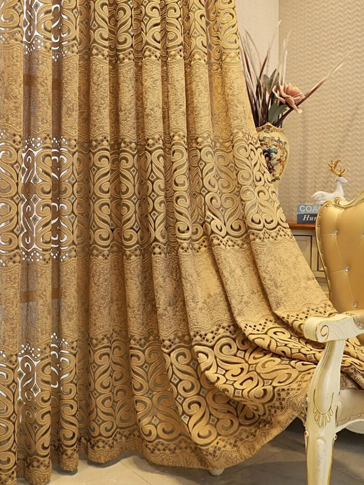 Goldmusterige, hohle perforierte Vorhänge in luxuriösem Stoff für die Home-Dekoration.