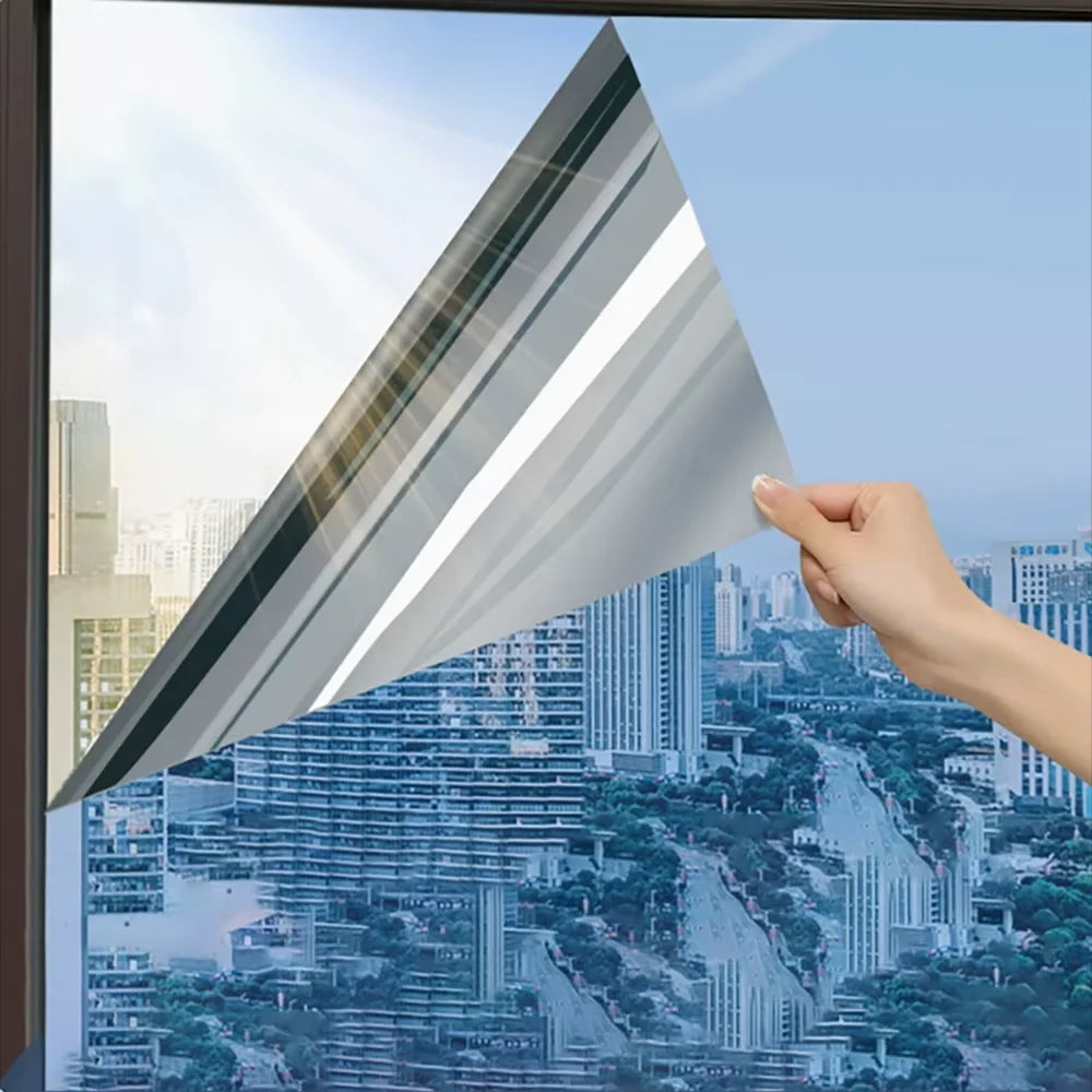 Eine Hand hält eine gefrorene isolierende Glasschicht vor eine Stadtansicht.