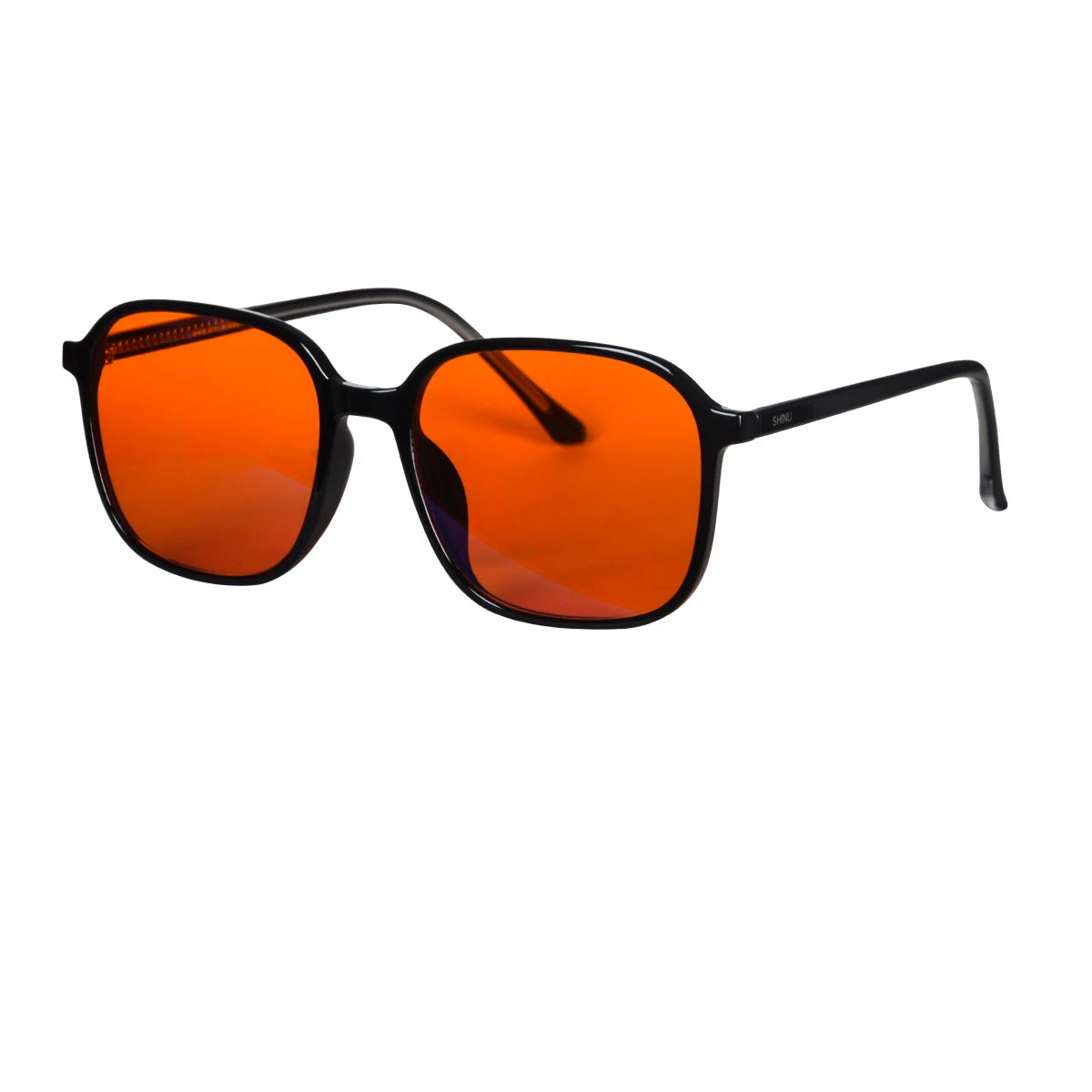 Ein Paar quadratischer, orange getönter blauer Sonnenbrillen mit schwarzen Rahmen.
