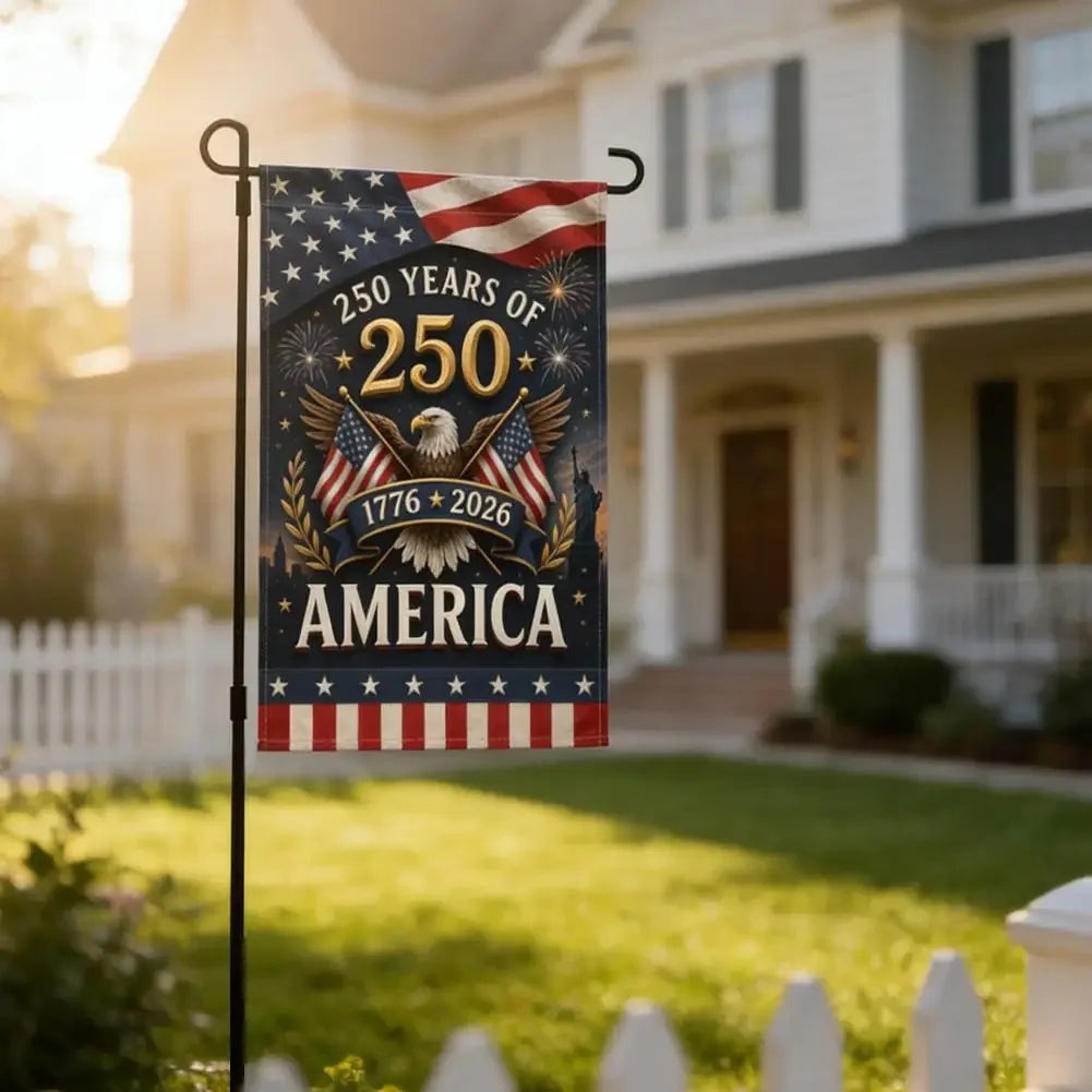 علم داكن يحمل تصميم العلم الأمريكي ونص "250 عامًا من أمريكا"، معروض في الهواء الطلق.