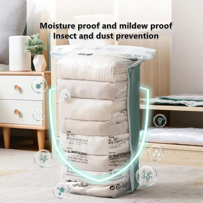 Pile de sacs de rangement sous vide blancs pour vêtements et literie, conçus pour l'étanchéité à l'humidité et la prévention 