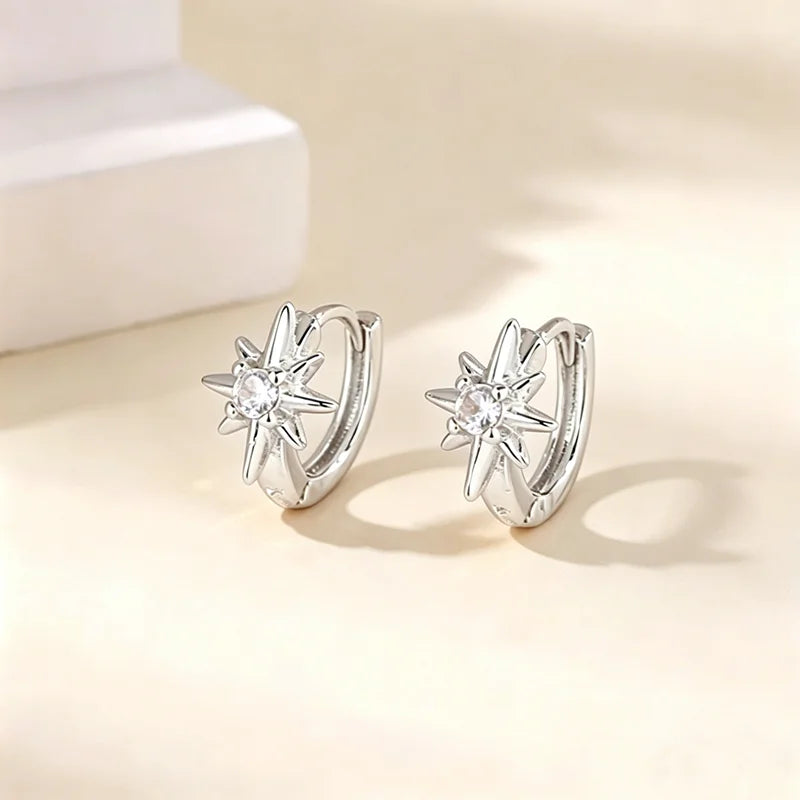 Pendientes de aro plateados con diseño de estrella y piedras de circonita cúbica