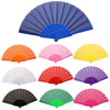 Eine Sammlung verschiedener faltbarer Handfächer in Blau-, Orange-, Pink-, Gelb-, Rot-, Violett- und Grüntönen.