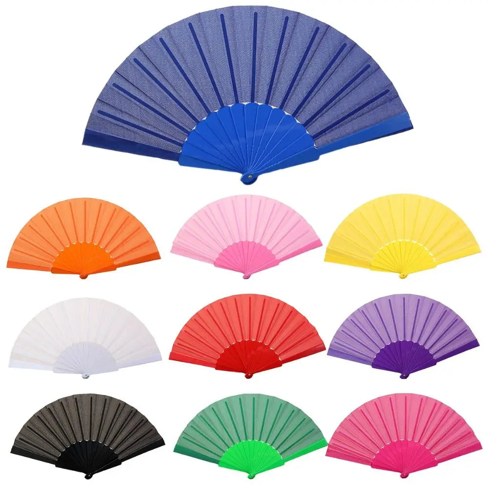 Eine Sammlung verschiedener faltbarer Handfächer in Blau-, Orange-, Pink-, Gelb-, Rot-, Violett- und Grüntönen.