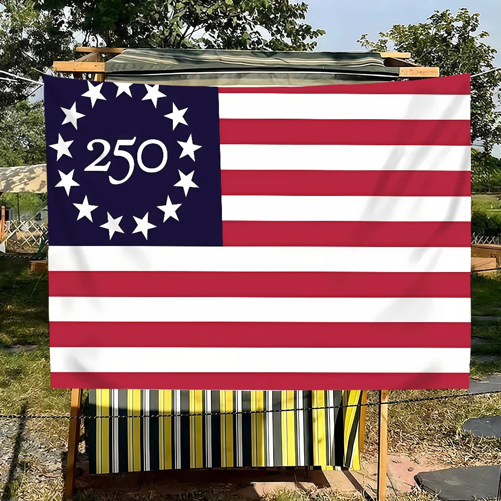 Un grand drapeau avec le design des États-Unis et le chiffre 250 affiché sur le champ bleu.