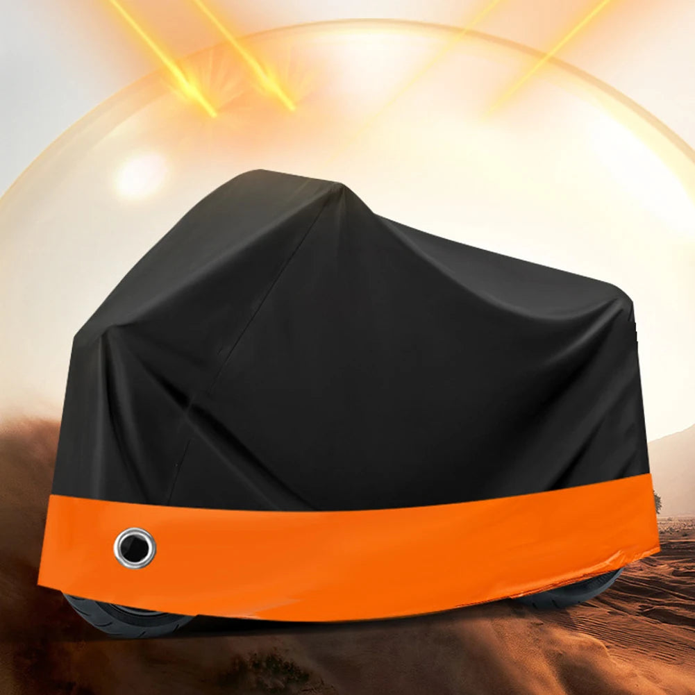 Housse de protection moto noire avec accent orange sur une piste de terre.