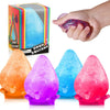 Eine Hand hält einen durchsichtigen lila Stressball neben mehrere bunte Squishy-Bälle.