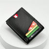 Schwarzes Kohlefaser-Kartenträger-Wallet mit roter und weißer Flaggen-Design, das mehrere Karten zeigt.