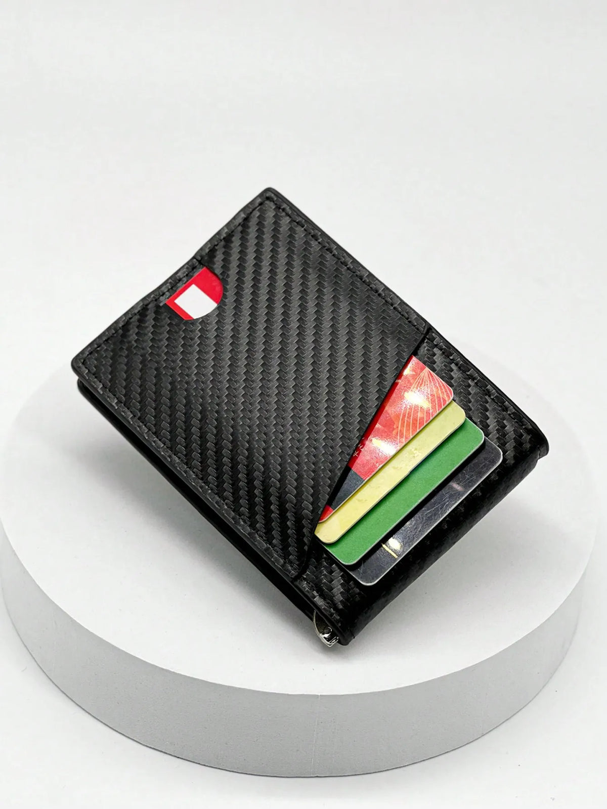 Schwarzes Kohlefaser-Kartenträger-Wallet mit roter und weißer Flaggen-Design, das mehrere Karten zeigt.