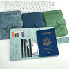 Un juego de fundas para pasaporte de cuero en varios colores, incluyendo azul, verde y gris, con tarjetas de bloqueo RFID den