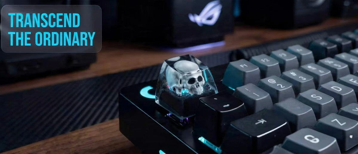 Gros plan d'un keycap en résine de crâne d'artisan posé sur un clavier mécanique.