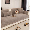 Beige Sofabezug mit hellem Cremefach und Kissen in einem Wohnzimmer