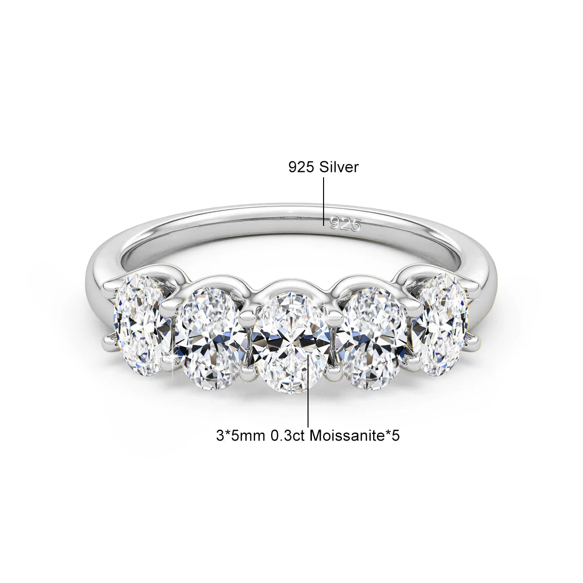 Bague en argent avec cinq pierres de moissanite, serties dans une bague.