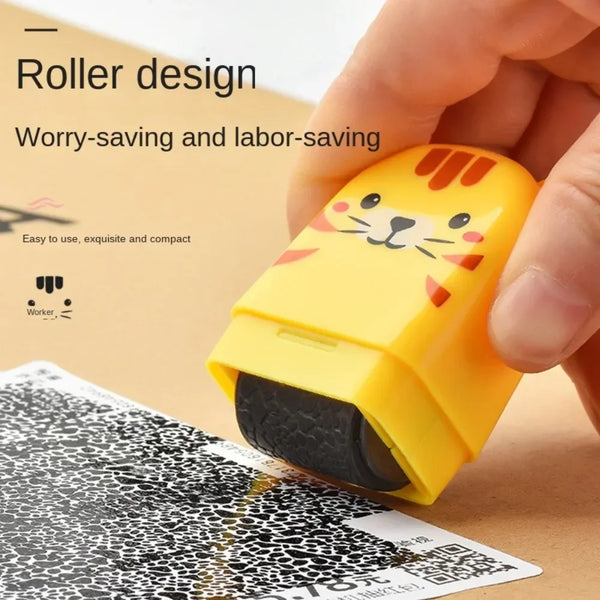 Eine Hand hält einen gelben Rollstempel mit Katzenmotiv, der seine einfache und kompakte Bauweise demonstriert.