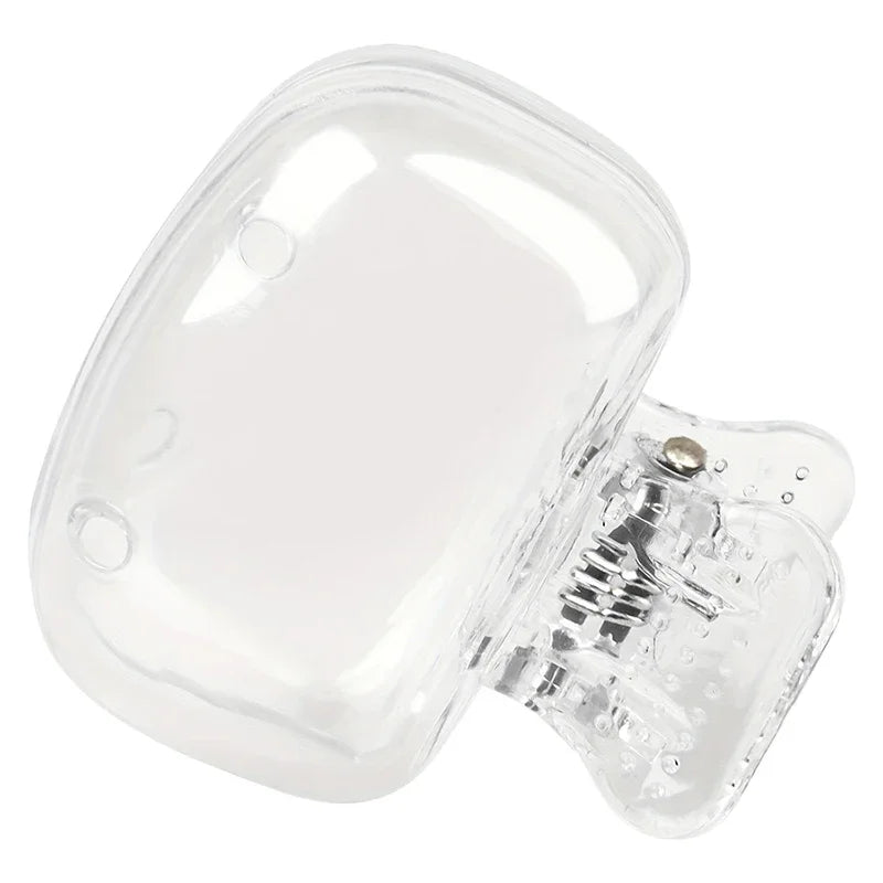 Bouchon en plastique transparent protégeant la tête d'une brosse à dents, pour voyage ou stockage.