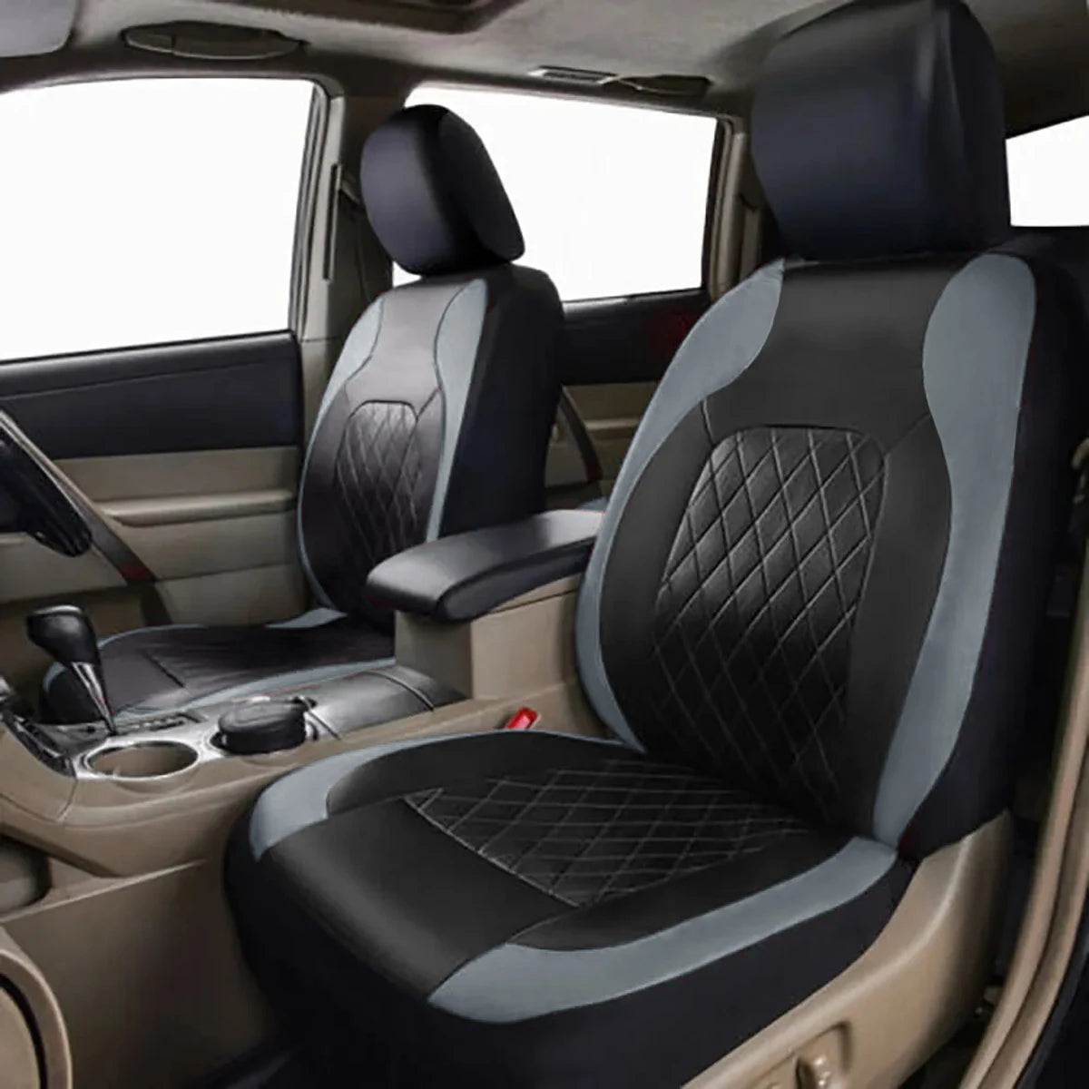 Vue intérieure d'un siège auto avec des protecteurs en cuir PU noir et gris installés sur les coussins.