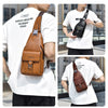 Ein Mann trägt eine braune Leder-Crossbody-Tasche der Marke Sanding Creation über seinem weißen T-Shirt.