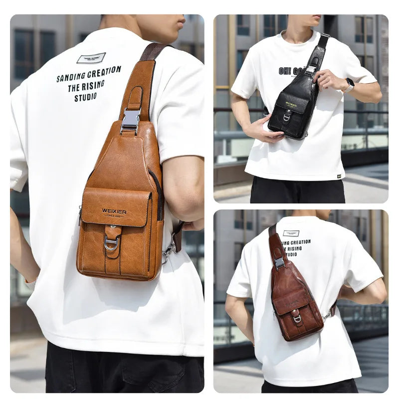 Ein Mann trägt eine braune Leder-Crossbody-Tasche der Marke Sanding Creation über seinem weißen T-Shirt.
