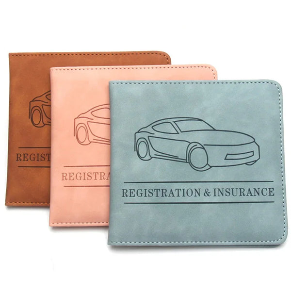 Trois porte-documents en cuir marron, rose et bleu avec un design de silhouette de voiture.