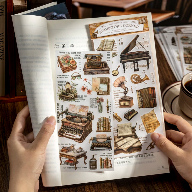 Offene Scrapbook-Seite mit Vintage-Illustrationen und Text zu Bäumen und Natur.