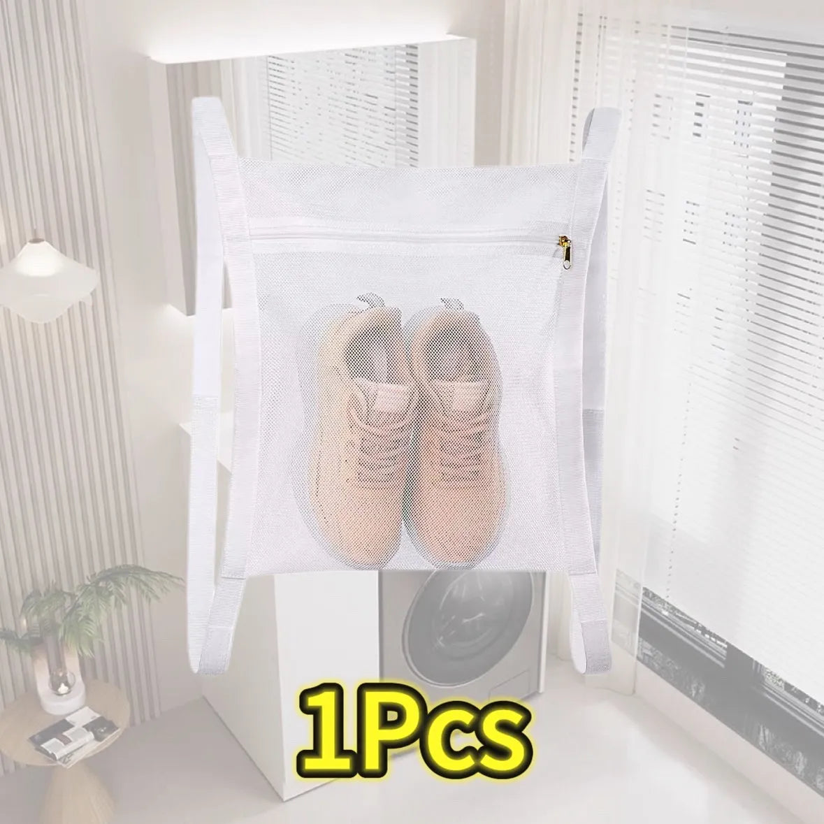 Sac en filet réutilisable contenant une paire de chaussures beige clair pour le lavage