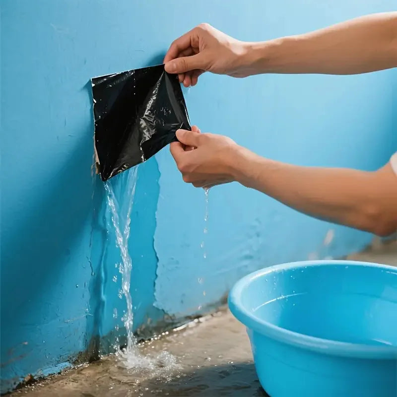 Hände tragen wasserdichte Dichtband auf eine blaue Wand, während Wasser heruntertropft.
