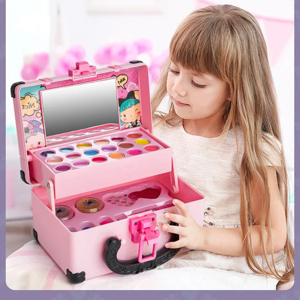Une jeune fille tient un kit de maquillage factice rose ouvert avec divers articles cosmétiques colorés.