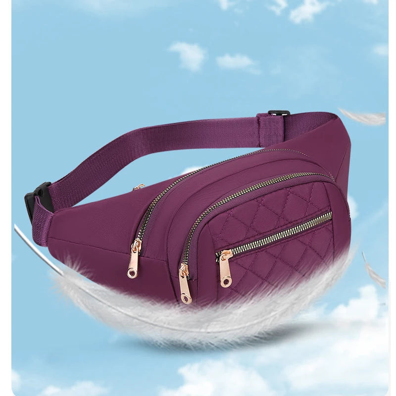Sac banane en nylon violet avec motif matelassé et bordure en fausse fourrure blanche contre un ciel bleu clair