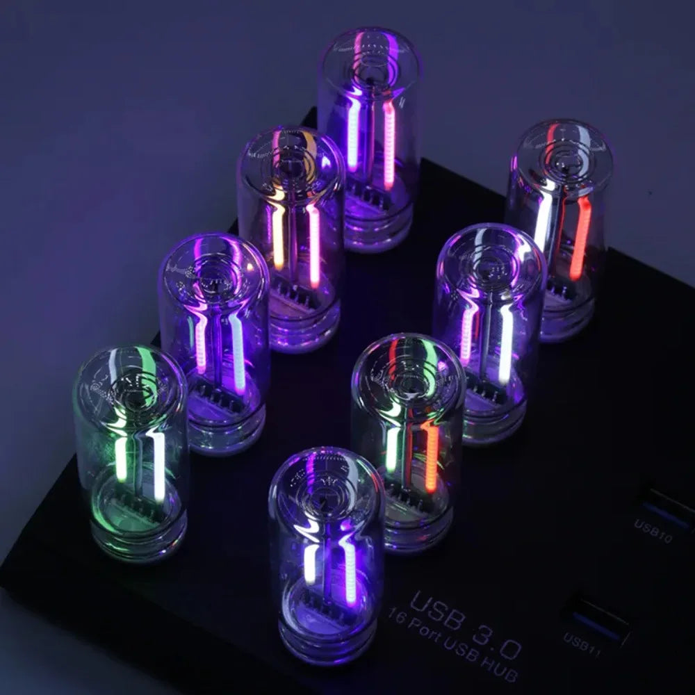 Eine Ansammlung leuchtend violetter und weißer LED-Glühbirnen auf einem schwarzen USB-Hub.