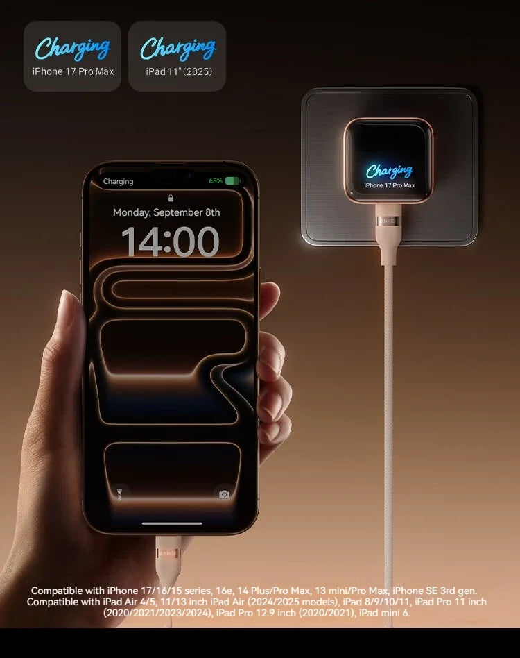 Une main tient un iPhone 17 Pro Max en charge via un chargeur dédié.