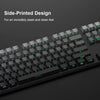 Nahaufnahme einer schwarzen mechanischen Tastatur mit seitlich gedruckten Tastenkappen und elegantem Design.