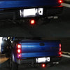 Rückansicht eines blauen Pickups mit hochintensiven LED-Kennzeichenleuchten.